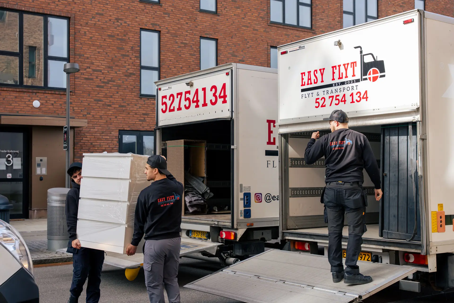 Easy Flyts flyttemænd læsser to flyttevogne af